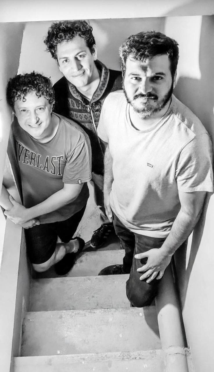 Los tres integrantes de ANAKIN en una escalera, mirando a cámara, en blanco y negro