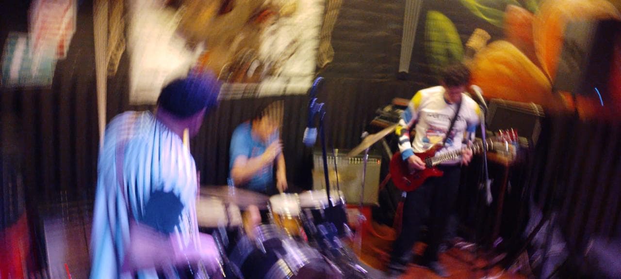 ANAKIN tocando en vivo en una sala, foto movida